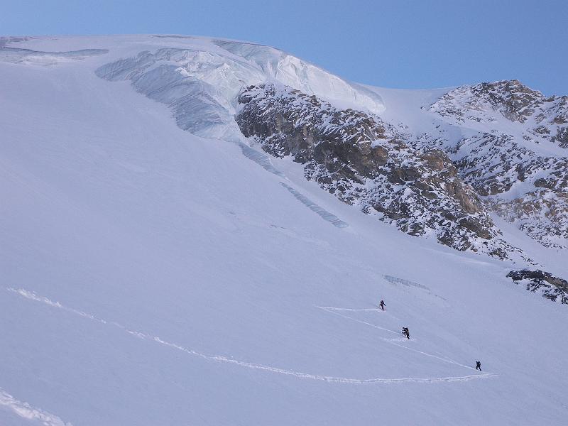 Photo 041 option rive gauche, ils mettront les skis sur le sac pour finir à pied !